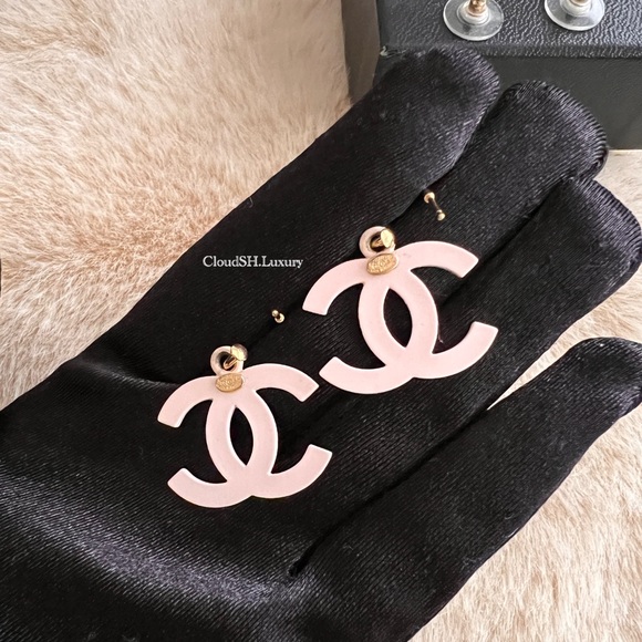 Auth Chanel Vintage Pink CC Logo Earrings w/ Gold hdw - Picture 4 of 10